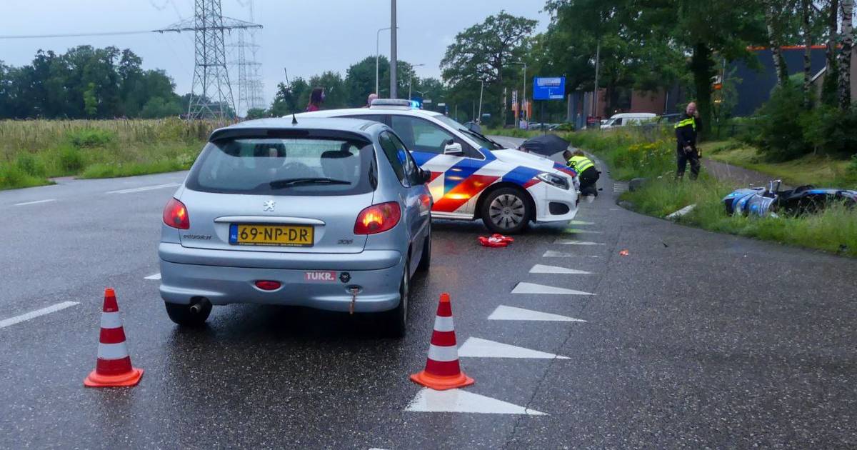 Scooterrijder geschept bij aanrijding in Enschede, weg voorlopig dicht.