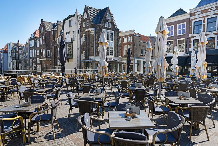 De terrasje staan klaar in het oude deel van de stad, klaar voor het toerisme.  Beeld Guus Dubbelman / de Volkskrant