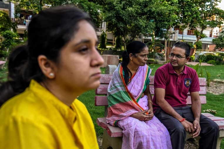 Rohit Gupta met zijn moeder en zijn echtgenote. Zijn vader, Satish Kumar Gupta, stierf toen het Jaipur Golden Hospital zonder zuurstof viel.   Beeld NYT ATUL LOKE