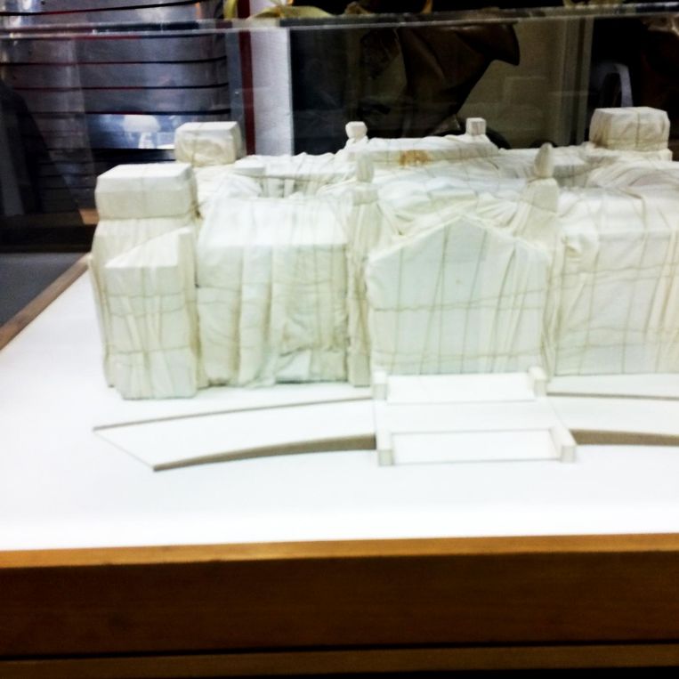 En een maquette van Christo's Wrapped Reichstag. Beeld Rutger Pontzen