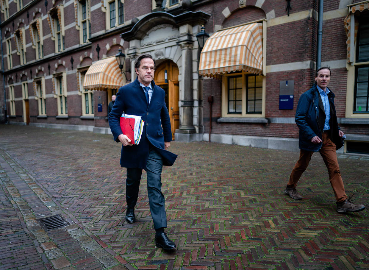 Demissionair minister-president Mark Rutte is dinsdagmiddag onderweg naar de Tweede Kamer om daar een verklaring af te leggen over het aftreden van het kabinet. Beeld ANP
