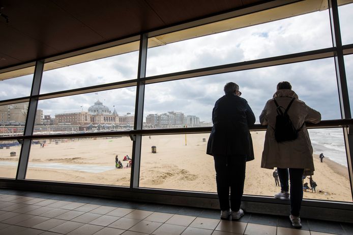 Toeristen genieten van het uitzicht dat de Pier te bieden heeft.