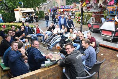 De mannen in Molenschot zitten al vroeg aan het bier, zoals het hoort bij de Annafeesten
