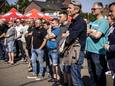 FNV-voorzitter Tuur Elzinga  (derde van rechts) maandag tijdens een staking van medewerkers van autofabriek VDL Nedcar.