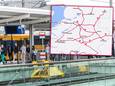 Door de storingen en stakingen ligt het treinverkeer volledig plat in Oost-Nederland.