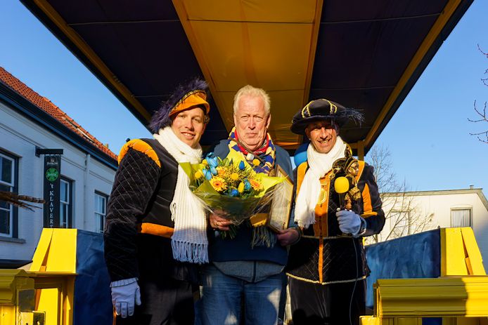 Piet van Berkel geflankeerd door Prins Alfredo XXI (rechts) en zijn adjudant.