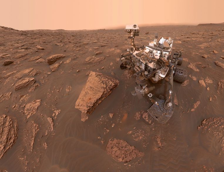 Curiosity aan het werk in de Galekrater op Mars waar de rover opaalachig materiaal aantrof. Beeld AP