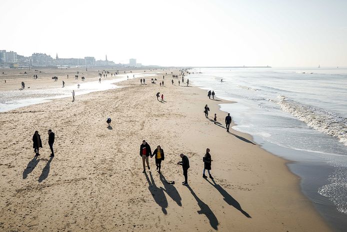 Archiefbeeld. Wandelaars op het strand van het Zuid-Hollandse Scheveningen. (16/11/20)