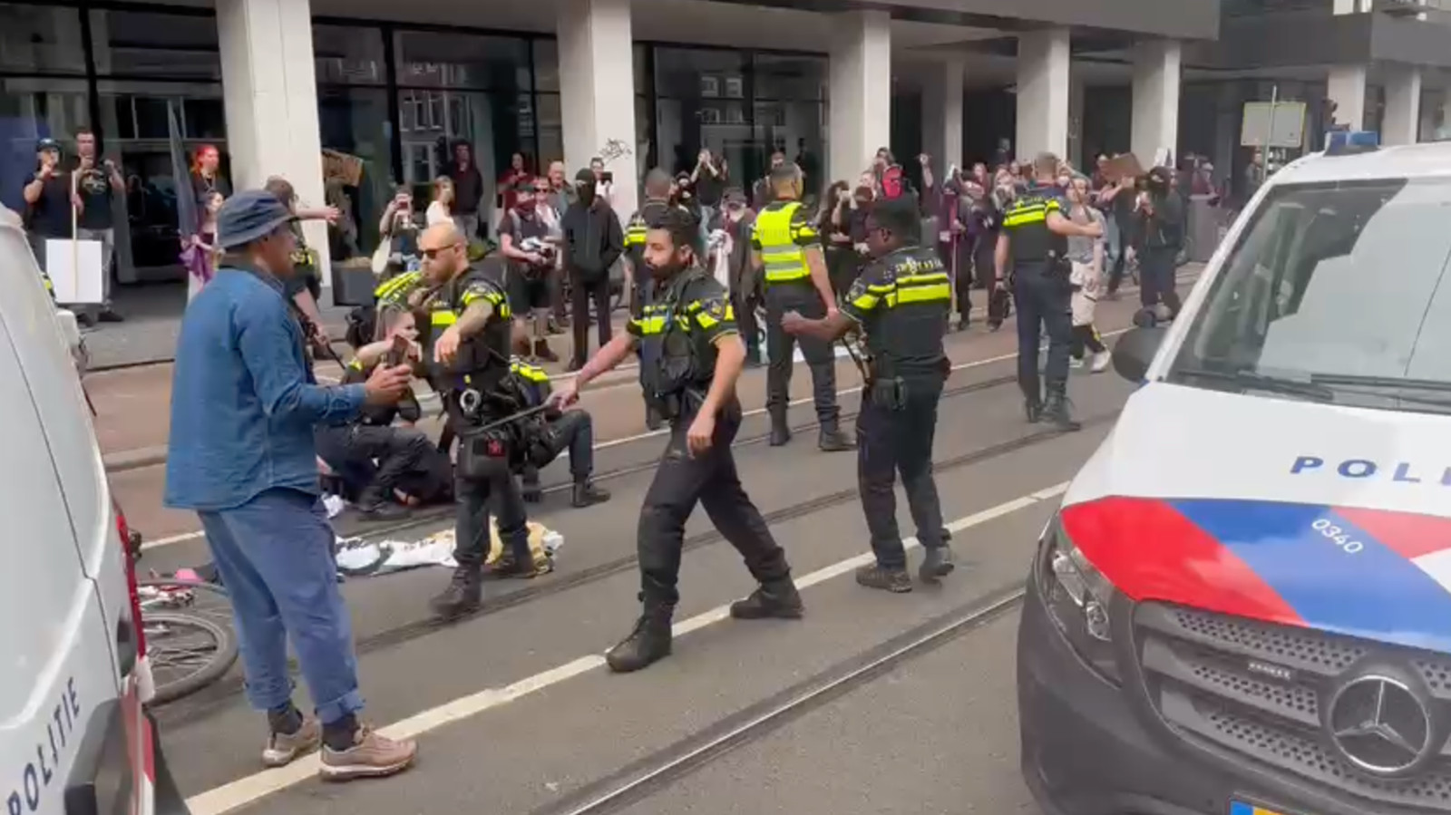 Politie en demonstranten botsen in de Vijzelstraat.