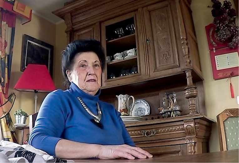Marie-Paule Collette maakt als eerste de politie attent op Clara Maes als verdachte. De agenten noteren: 'Mevrouw Collette drukt ons op het hart dat we de deur goed moeten sluiten, zodat niemand nog de woonst kan betreden.' Beeld 
