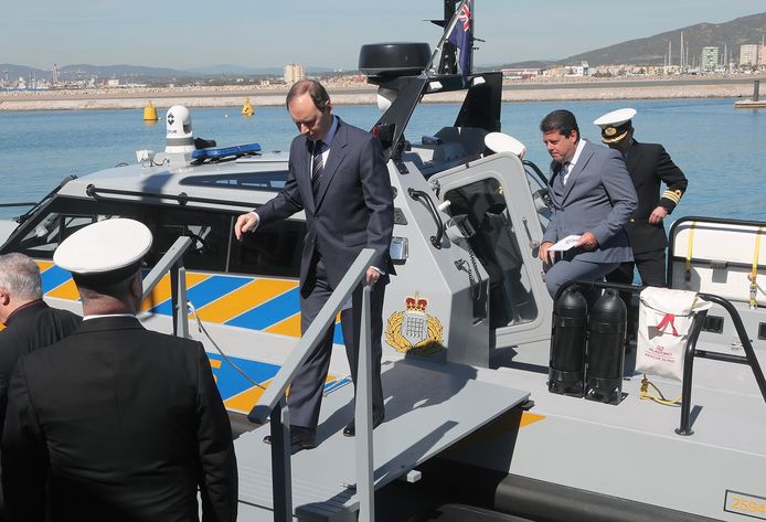 Gouveneur van Gibraltar sir David Steel stapt van boord. Achter hem loopt chief minister Fabian Picardo.