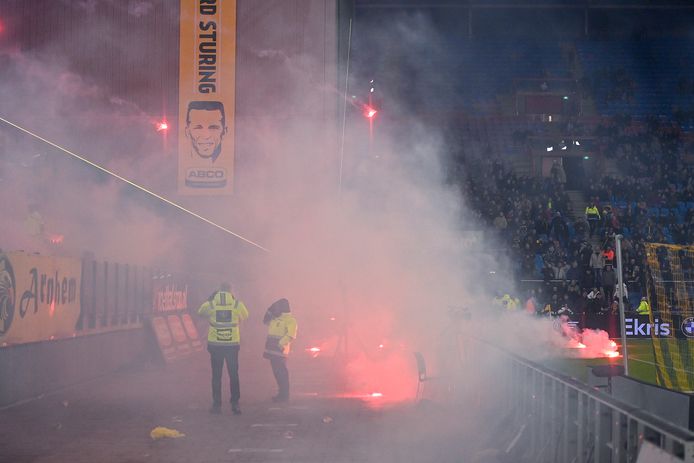 Het vuurwerk van de aanhang van FC Utrecht zet GelreDome in de mist.