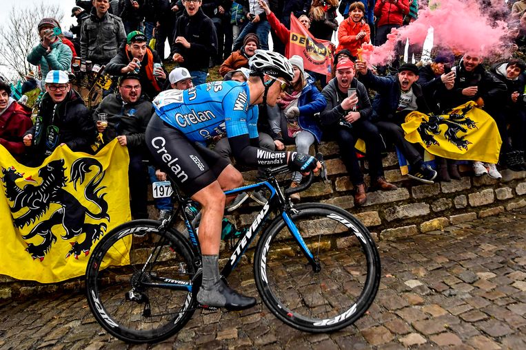 Michael Goolaerts van Veranda's Willems - Crelan beklimt de Muur van Geraardsbergen in de Ronde van Vlaanderen, vorige week. Zondag overleed de renner aan de gevolgen van een hartaanval tijdens Parijs-Roubaix. Beeld AFP