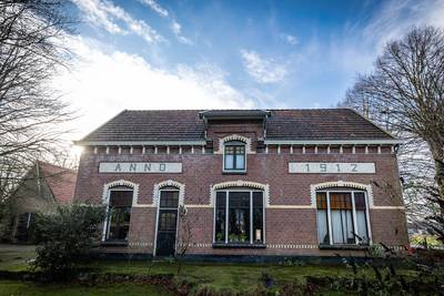 Borne heeft monumentale boerderij De Lemerij aan Hengelo overgedragen