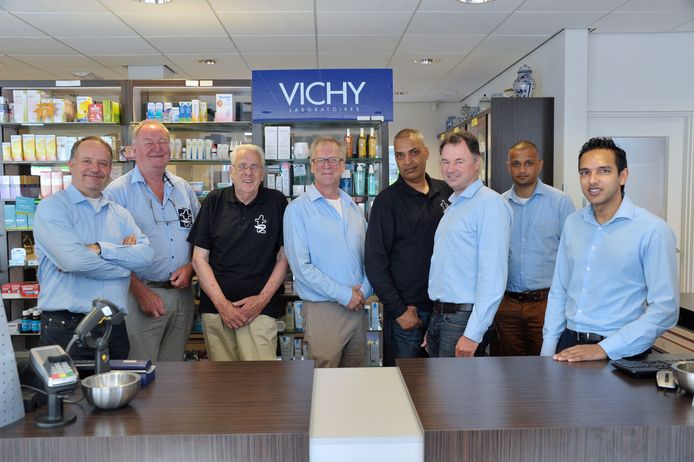 Het team van Transvaal Apotheek met rechts Arwin Ramcharam, mede-eigenaar van de apotheek.