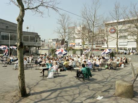 Morgen mag je het terras weer op en zo zag het terras van muziekcentrum Vredenburg er in 1987 uit