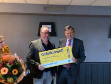 Wooninitiatief Benjamin in Diessen krijgt cheque van ANWB voor rolstoelbus, ‘Want mobiel zijn brengt geluk’