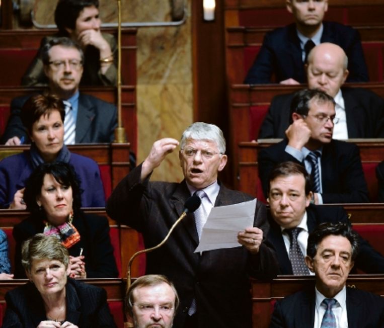 De communist Gremetz, kandidaat-president in de PicardiÃ«, houdt een betoog in het Franse parlement. (FOTO AFP) Beeld AFP