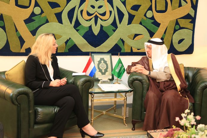 Minister Sigrid Kaag bezoekt Saudi-Arabië en spreekt hier met de Jemenitische President Hadi.