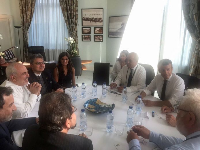 Iraans minister Mohammad Javad Zarif (links met het witte hemd) werd gisteren ontvangen door Frans president Emmanuel Macron (rechts met het witte hemd) en enkele Franse ministers.