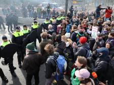 Klimaatactivisten XR houden nieuwe blokkade op A12 in Den Haag, opnieuw zwarte schermen geplaatst