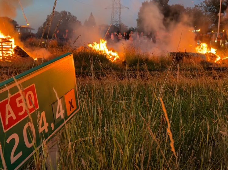 Chaos op A50 na grote brandstichting door boze boeren