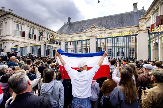 Prinsjesdag vorig jaar: demonstranten fluiten de koninklijke familie uit bij paleis Noordeinde.