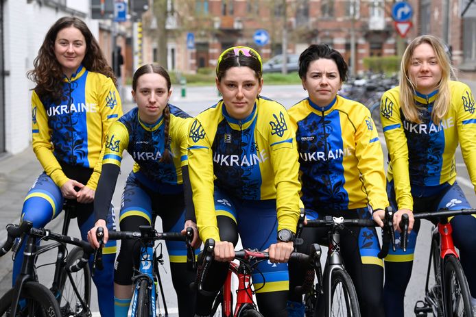 Het Oekraïense wielerteam in Leuven: Hanna Solovey (30), Solomia Lukachuk (21), Alina Bogdan (19), Tatjana Klimchenko (27) en Ksenya Federova (24).