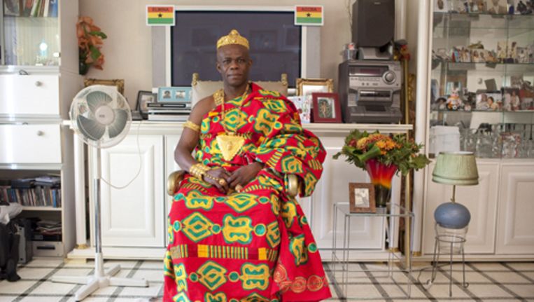 Koning Barima Asamoah thuis op zijn troon: 'Ik weet uit eigen ervaring hoe het is om als illegaal te leven.' Foto Amaury Miller Beeld 