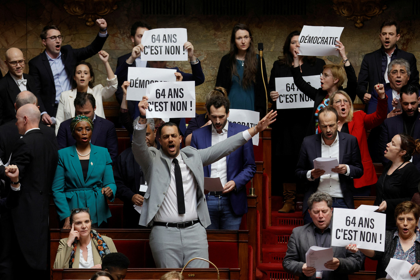 Franse parlementsleden reageren woedend op het besluit van de regering de pensioenhervormingen door te drukken