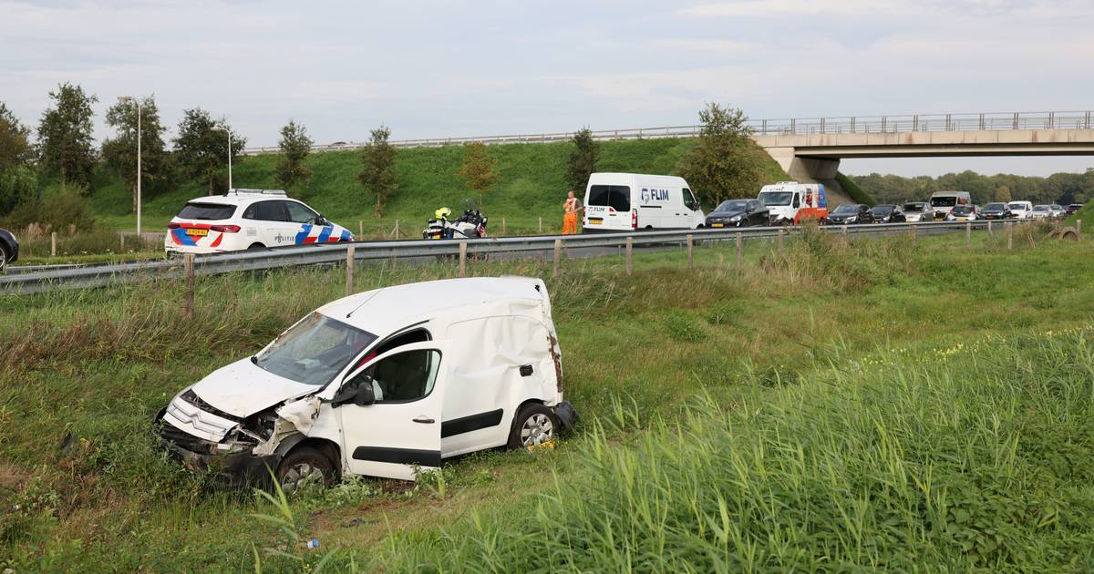 Flinke file tussen Ommen en Hardenberg na ongeluk op N36 bij Stegeren