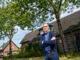 Jan Ettema wil zonnepanelen op zijn dak, maar door bomen is dat niet rendabel. (Deze foto is om 10.00 uur genomen, de zon stond nog laag)