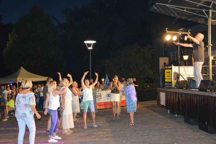 Het eerste parkconcert in Haaltert, op het plein aan het Warandepark, twee jaar geleden.