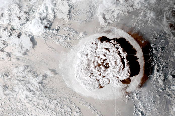 Een satellietbeeld toont de uitbarsting van de vulkaan Hunga-Tonga-Hunga-Haa'pai  in Tonga.