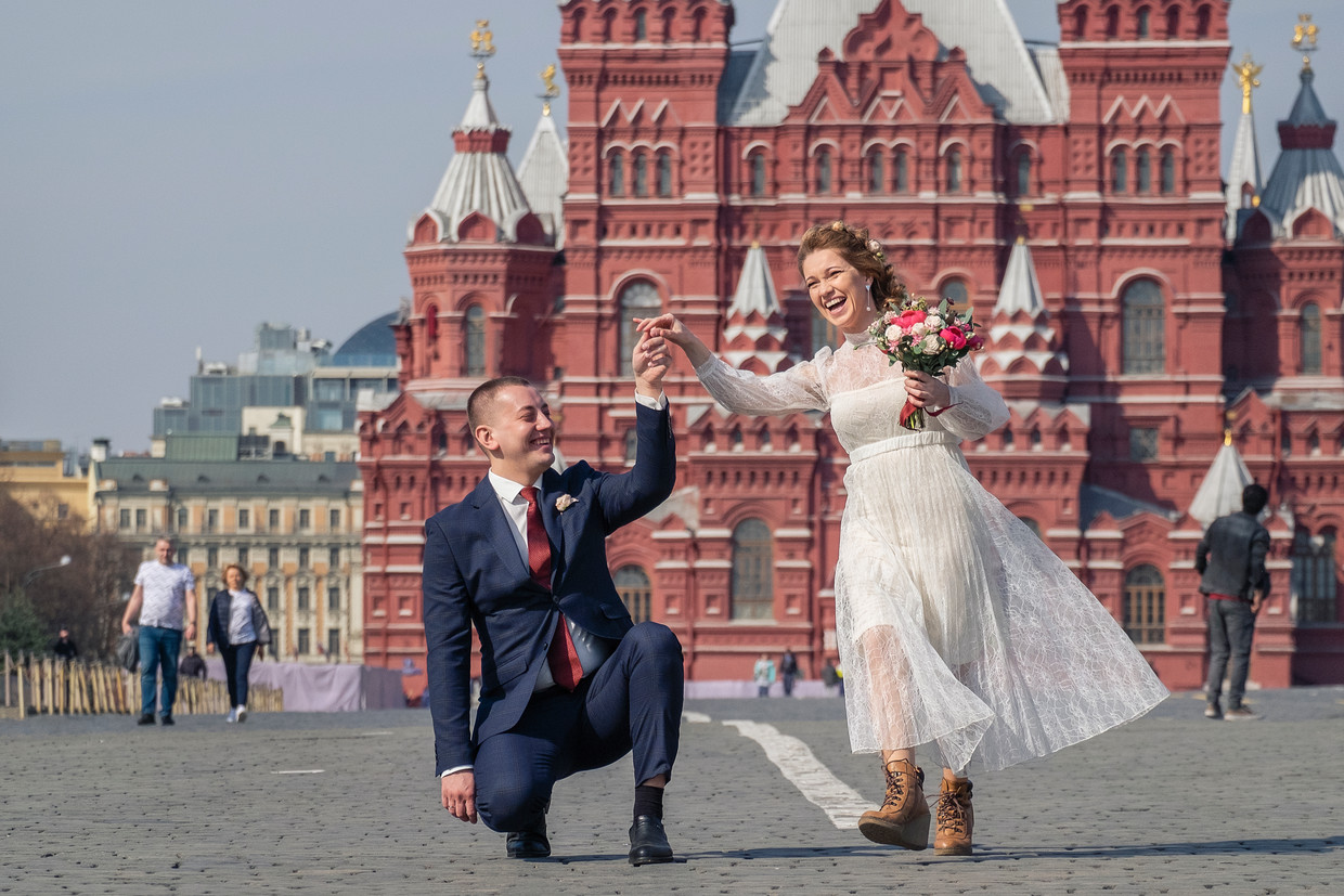Alexander en Irina maken zaterdag trouwfoto's op het Rode Plein zonder mensenmassa. Het grote feest hebben ze afgeblazen. Het wordt een bruiloft in hun flat met vier gasten.  Beeld Arthur Bondar