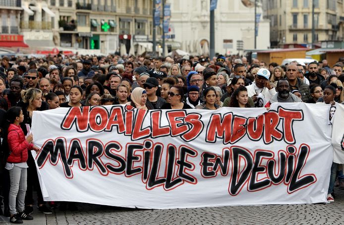 Inwoners van Marseille hielden vandaag een herdenkingsmars voor de slachtoffers van de ingestorte gebouwen eerder deze week.