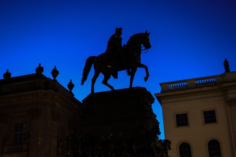 In Berlijn gingen deze week de lichten uit bij een aantal monumenten om energie te besparen, zoals onder andere bij het ruiterstandbeeld van Frederik de Grote. Beeld Getty Images