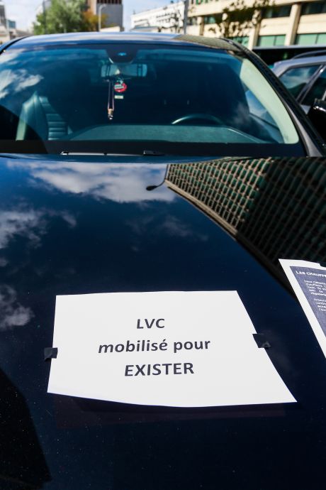 Mobilisation des chauffeurs liés à Uber devant le parlement bruxellois