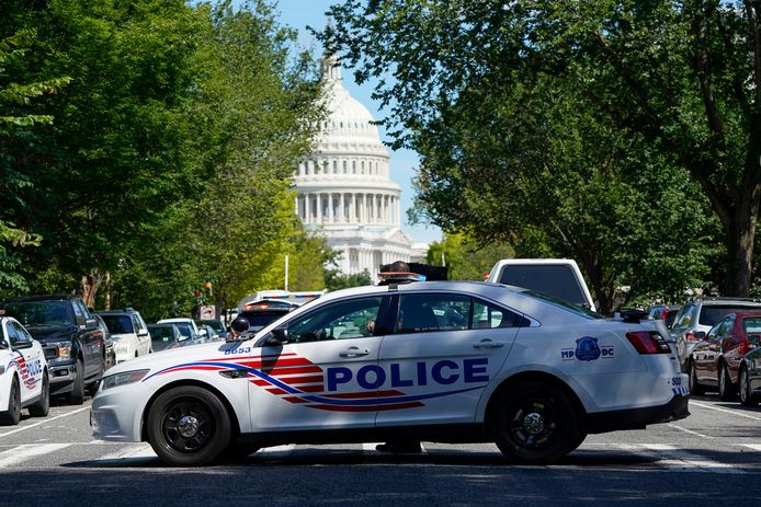 Une voiture de patrouille du Metropolitan Police Department bloque une rue près du Capitole et de la Bibliothèque du Congrès à Washington, le jeudi 19 août 2021, alors que les forces de l'ordre enquêtent sur une camionnette contenant un engin explosif.