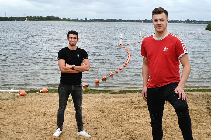 Sjoerd Burgers (rechts) en Jesse Willems bij de Kraaijenbergse Plassen waar ze zondag daar hun alternatieve Amsterdam City Swim hebben.