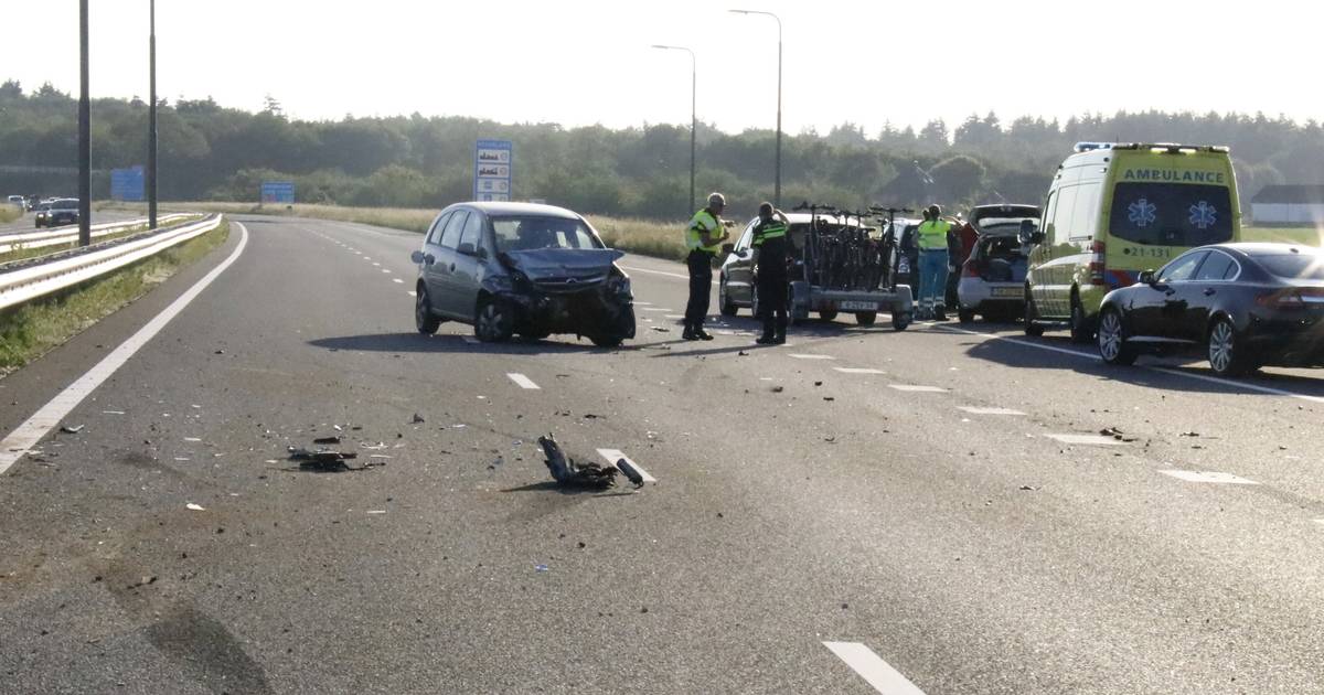 Drie auto's botsen op elkaar op de A77, één bestuurder gewond naar het ziekenhuis - De Gelderlander