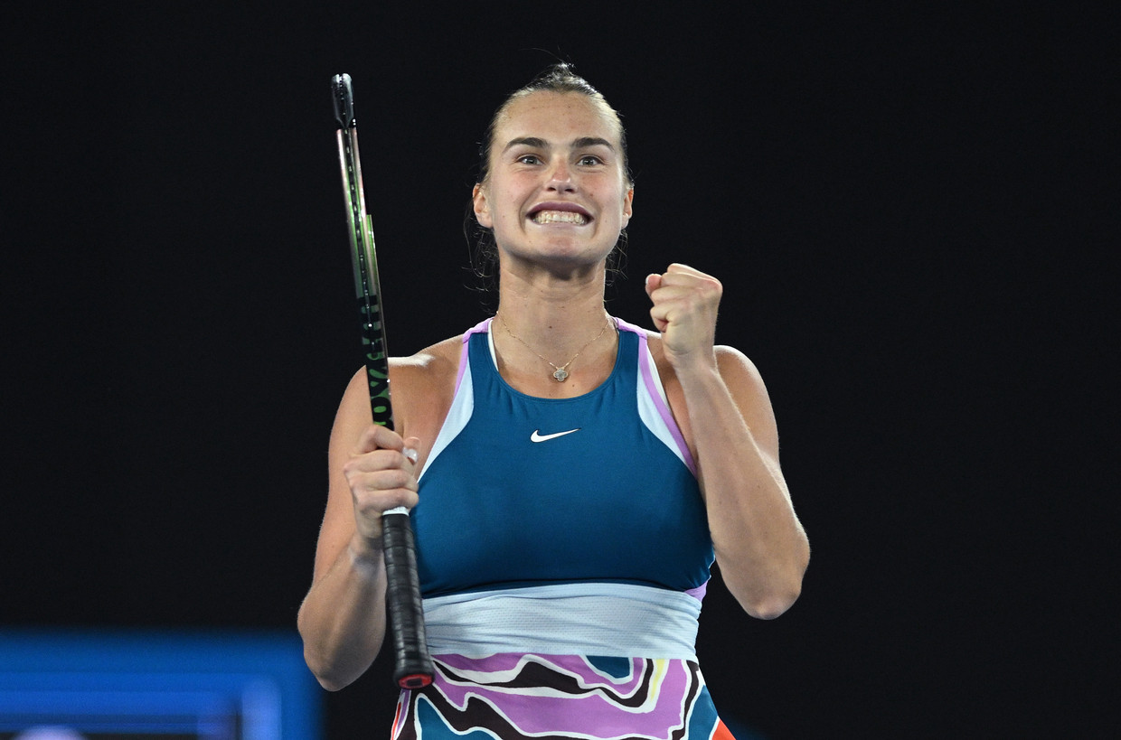 De Wit-Russische Aryna Sabalenka viert haar overwinning op de Poolse Magda Linette in de halve finale van de Australian Open. 