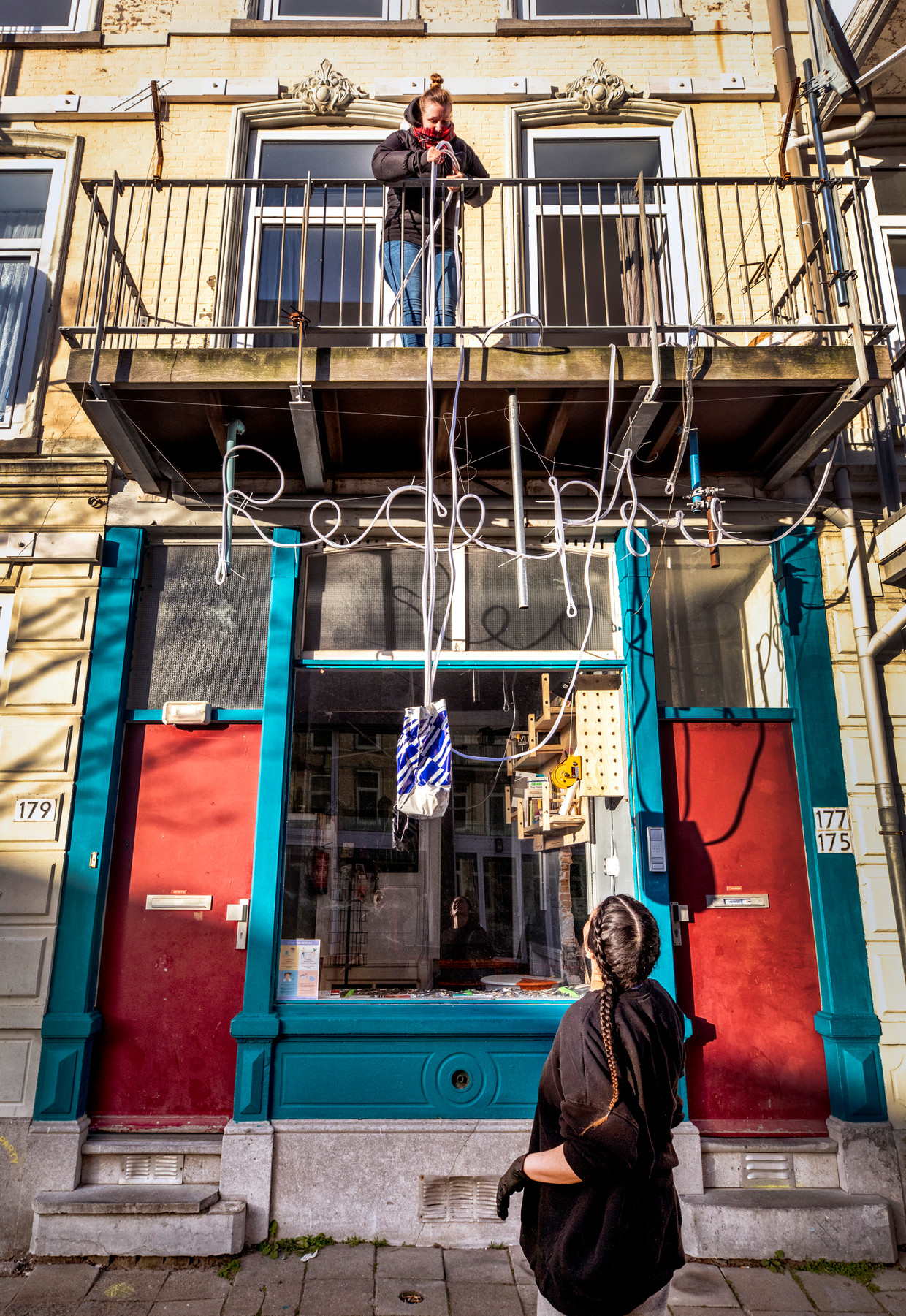 Philippa Driest krijgt soep bezorgd die een paar deuren verderop is gemaakt door Keju Kitchen. Beeld Raymond Rutting / de Volkskrant