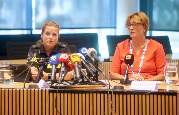 Burgemeester Wobine Buijs tijdens de persconferentie op de dag van het ongeval in Oss.