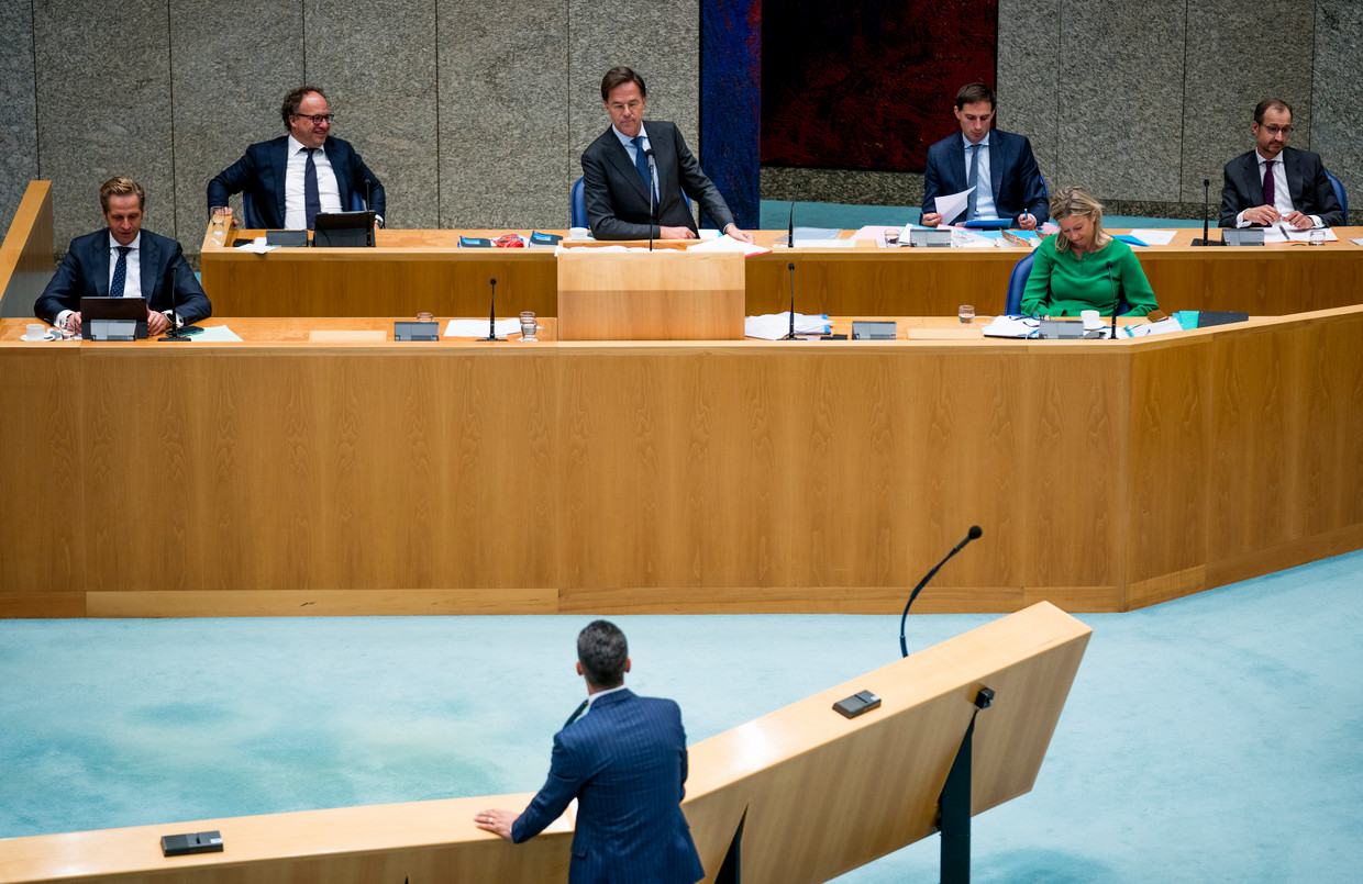 Premier Mark Rutte in vak K in debat met Farid Azarkan (Denk) tijdens dag twee van de algemene beschouwingen in de Tweede Kamer.  Beeld Freek van den Bergh / de Volkskrant