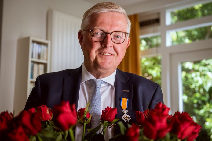 Jan Slijkhuis heeft twee maanden na zijn afscheid van de gemeenteraad alsnog de koninklijke onderscheiding gekregen waar hij recht op had.