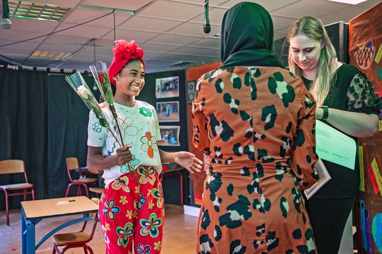 Een allerlaatste rapport, een klassenboekje en twee rozen, en daarna samen de school uit, een nieuwe levensfase tegemoet. 
 Beeld Guus Dubbelman / de Volkskrant