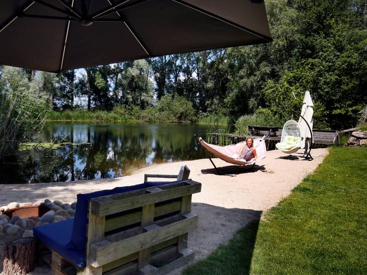 Ginny heeft haar eigen strand én beach house bij haar huis: 'Er waren achttien vrachtwagens vol zand nodig'