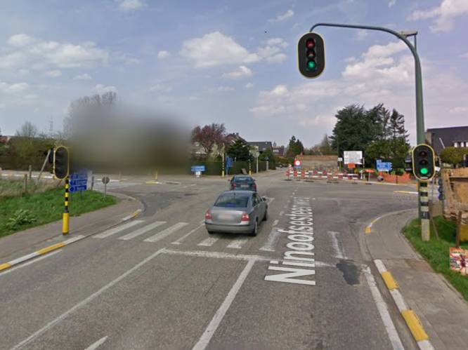 Kruispunt tussen Langestraat en Ninoofsesteenweg anderhalve week afgesloten door asfalteringswerken