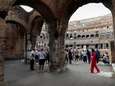 VIDEO. Toerist kerft met sleutel naam ‘verloofde’ in muur Colosseum en haalt zich woede van Italiaanse cultuurminister op de hals